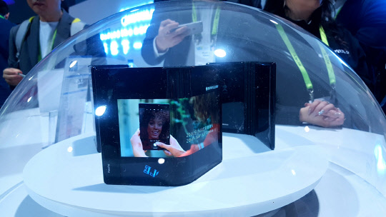 [CES 2019] 세계 최초 `폴더블폰` 직접 보니…삼성·화웨이 제친 中 로욜